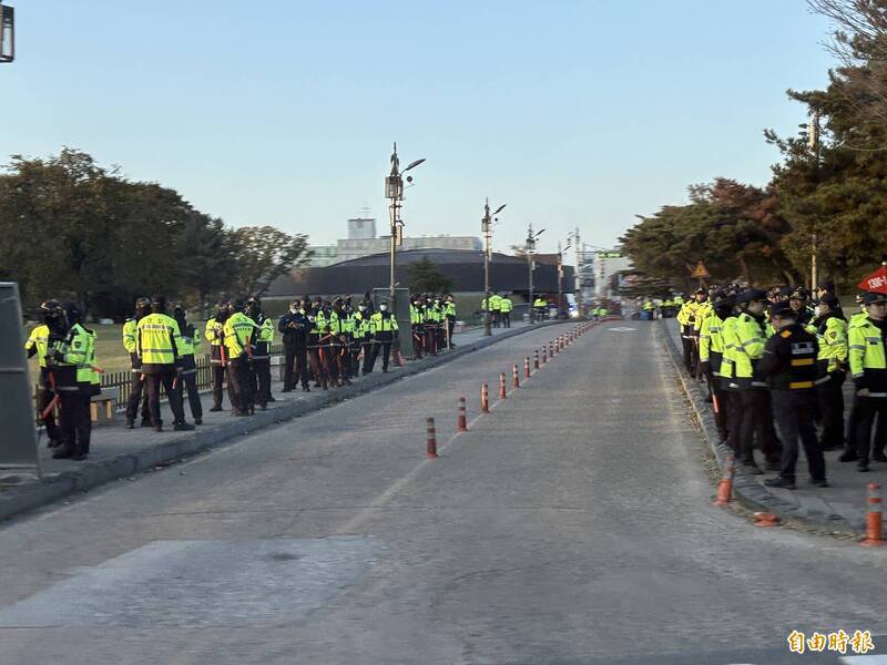 南韩警方出动大量警力。(记者黄靖媗摄) 南韩警方出动大量警力。(记者黄靖媗摄)