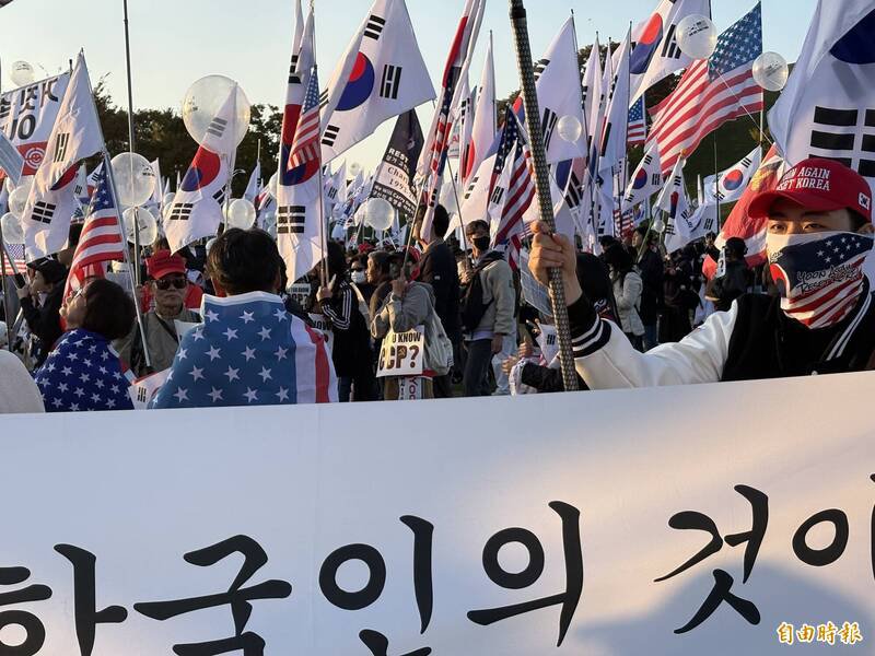 逾百名反中群众集结,拿出「天灭中共」、「停止窃国」、「韩国属于韩国人」等标语,并挥舞南韩及美国国旗。(记者黄靖媗摄) 逾百名反中群众集结,拿出「天灭中共」、「停止窃国」、「韩国属于韩国人」等标语,并挥舞南韩及美国国旗。(记者黄靖媗摄)