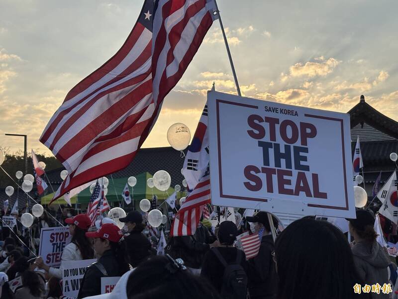 逾百名反中群众集结,拿出「天灭中共」、「停止窃国」、「韩国属于韩国人」等标语,并挥舞南韩及美国国旗。(记者黄靖媗摄) 逾百名反中群众集结,拿出「天灭中共」、「停止窃国」、「韩国属于韩国人」等标语,并挥舞南韩及美国国旗。(记者黄靖媗摄)