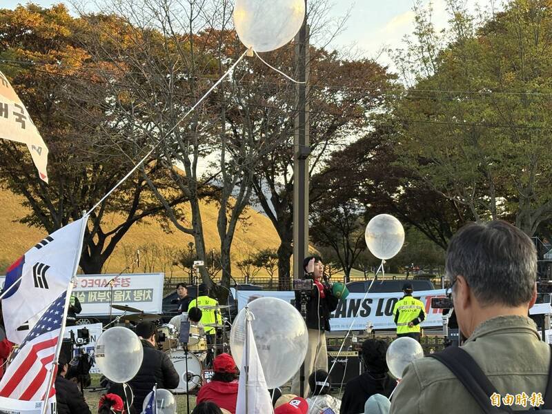 在APEC场外的新罗大钟前,逾百名反中群众集结,警力将抗议群众围住。(记者黄靖媗摄) 在APEC场外的新罗大钟前,逾百名反中群众集结,警力将抗议群众围住。(记者黄靖媗摄)