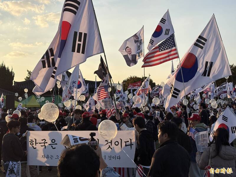 逾百名反中群众集结,拿出「天灭中共」、「停止窃国」、「韩国属于韩国人」等标语,并挥舞南韩及美国国旗。(记者黄靖媗摄) 逾百名反中群众集结,拿出「天灭中共」、「停止窃国」、「韩国属于韩国人」等标语,并挥舞南韩及美国国旗。(记者黄靖媗摄)