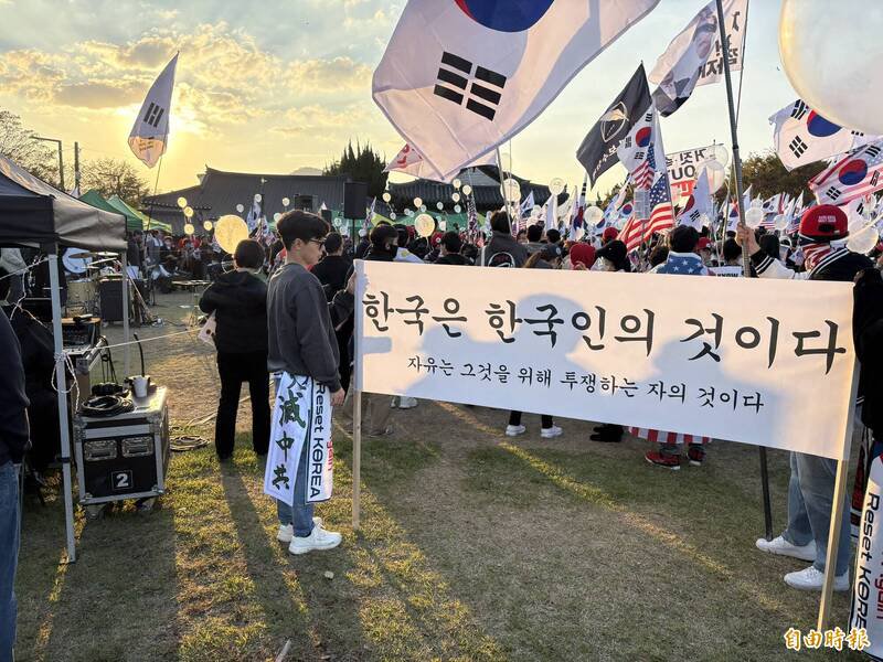 在APEC场外的新罗大钟前,有逾百名反中群众集结,拿出「韩国属于韩国人」标语,现场还出现「天灭中共」字样。(记者黄靖媗摄) 在APEC场外的新罗大钟前,有逾百名反中群众集结,拿出「韩国属于韩国人」标语,现场还出现「天灭中共」字样。(记者黄靖媗摄)