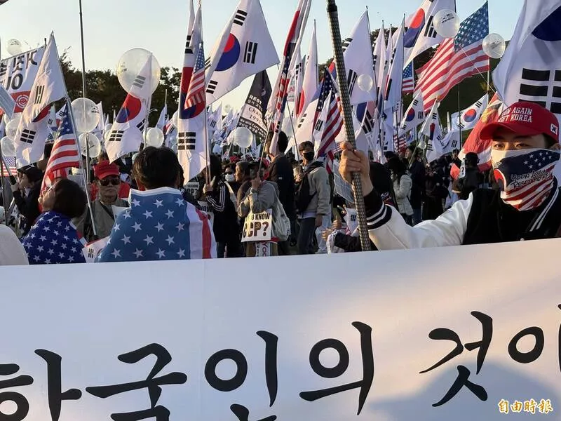 习近平将出席APEC 韩国群众抗议 秀反共标语