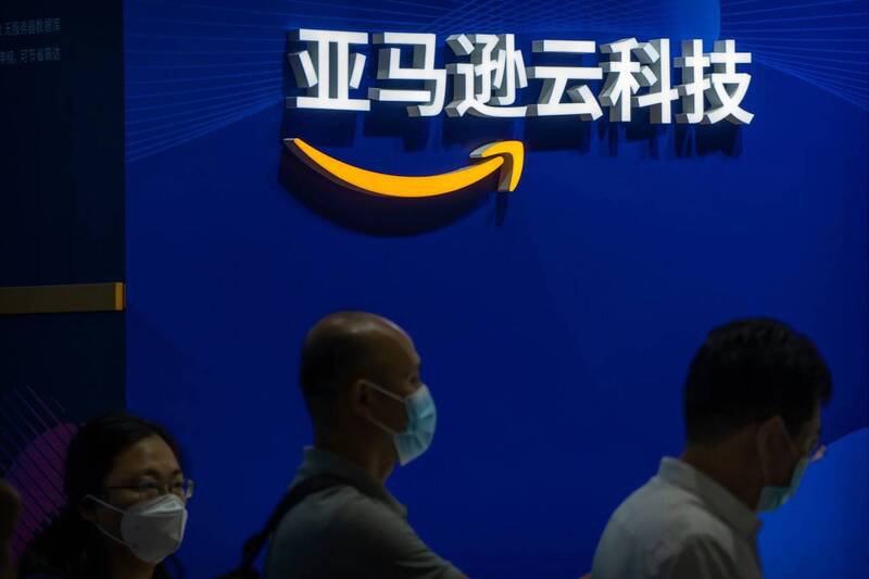 美联社调查指出,亚马逊云端运算服务(AWS)等平台,已成为中国企业绕过美国AI晶片出口禁令的漏洞。图为AWS在北京一场贸易展览会上的摊位。(美联社档案照) 美联社调查指出,亚马逊云端运算服务(AWS)等平台,已成为中国企业绕过美国AI晶片出口禁令的漏洞。图为AWS在北京一场贸易展览会上的摊位。(美联社档案照)