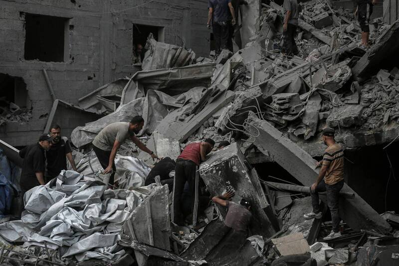 以军空袭加萨,巴勒斯坦卫生官员称已造成104人死亡。(彭博社) 以军空袭加萨,巴勒斯坦卫生官员称已造成104人死亡。(彭博社)