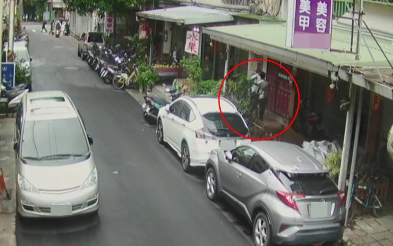 苏男替蔡姓友人出气,从后方一把推向高男。(记者陆运锋翻摄) 苏男替蔡姓友人出气,从后方一把推向高男。(记者陆运锋翻摄)