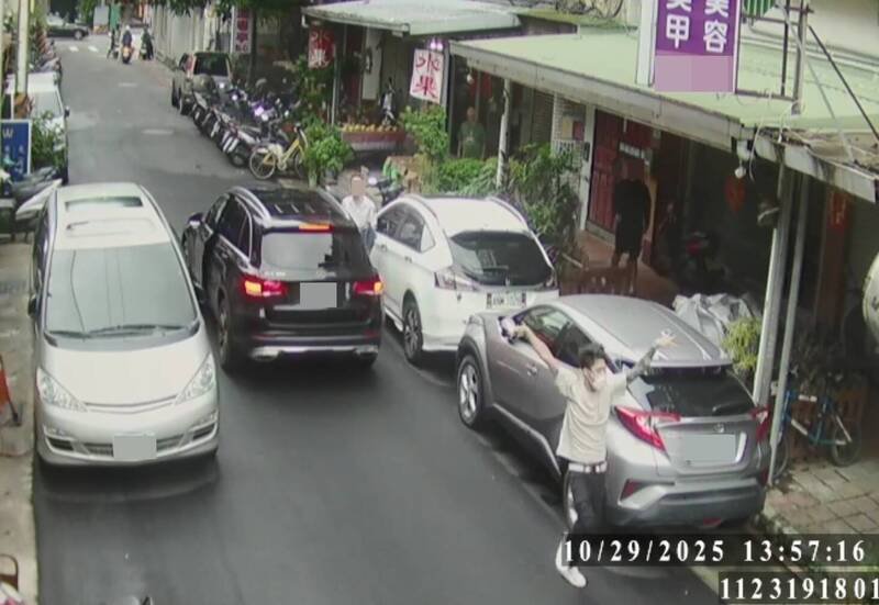 苏男推了高男一把后,引发双方追逐,3人进而在街上大打出手。(记者陆运锋翻摄) 苏男推了高男一把后,引发双方追逐,3人进而在街上大打出手。(记者陆运锋翻摄)