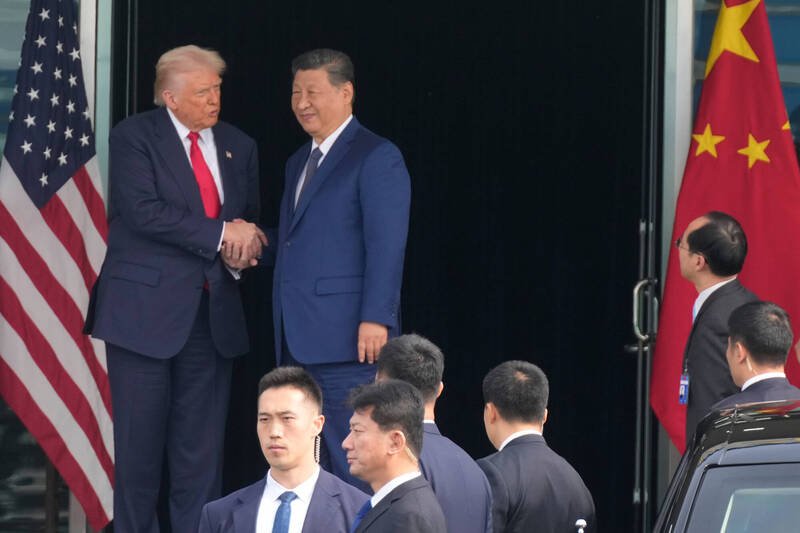 美国总统川普(左)与中国国家主席习近平30日在南韩釜山举行会谈。图为会后两人握手道别,但未对外发表任何评论。(美联社) 美国总统川普(左)与中国国家主席习近平30日在南韩釜山举行会谈。图为会后两人握手道别,但未对外发表任何评论。(美联社)