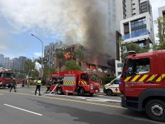 新店央北重划区2层楼样品屋大火  浓烟直窜烧毁500平方公尺