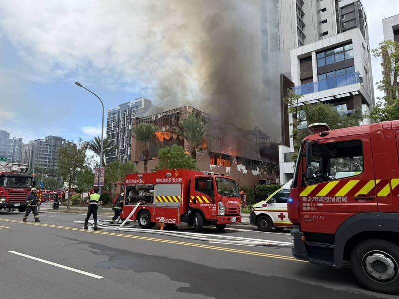 新北市新店央北重划区一处建案样品屋起火燃烧,大批消防人员到场灌救。(记者陆运锋翻摄) 新北市新店央北重划区一处建案样品屋起火燃烧,大批消防人员到场灌救。(记者陆运锋翻摄)