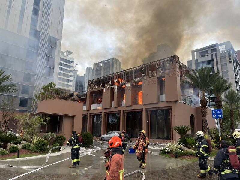 新北市新店启文路、央北二路口一处样品屋窜出火烟,燃烧面积约500平方公尺。(记者陆运锋翻摄) 新北市新店启文路、央北二路口一处样品屋窜出火烟,燃烧面积约500平方公尺。(记者陆运锋翻摄)