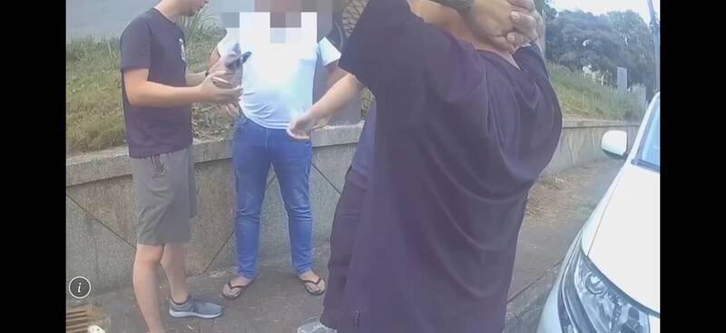 警方上前逮捕刘姓与徐姓男子到案。(记者邱俊福翻摄) 警方上前逮捕刘姓与徐姓男子到案。(记者邱俊福翻摄)