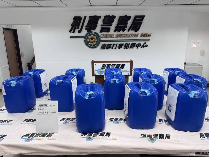 三批来自中国地区的四级毒品先驱原料「1-甲基苯基-1丙酮」闯关来台,都被海关即时拦阻。(记者黄佳琳翻摄) 三批来自中国地区的四级毒品先驱原料「1-甲基苯基-1丙酮」闯关来台,都被海关即时拦阻。(记者黄佳琳翻摄)