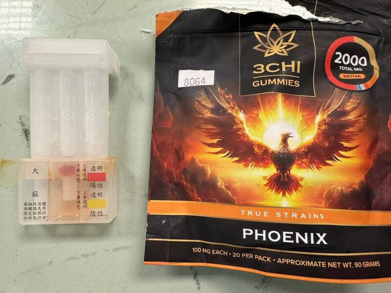 海巡署侦防分署桃园查缉队截获曾嫌携带大麻软糖入境,经验毒试剂检验出软糖有二级毒品反应。(记者余瑞仁翻摄) 海巡署侦防分署桃园查缉队截获曾嫌携带大麻软糖入境,经验毒试剂检验出软糖有二级毒品反应。(记者余瑞仁翻摄)