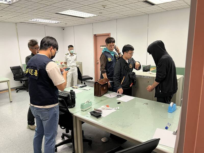 曾嫌(右一)从美国搭机返台入境时,被获报拦截的执法人员带往第二航厦检查室查验行李。(记者余瑞仁翻摄) 曾嫌(右一)从美国搭机返台入境时,被获报拦截的执法人员带往第二航厦检查室查验行李。(记者余瑞仁翻摄)
