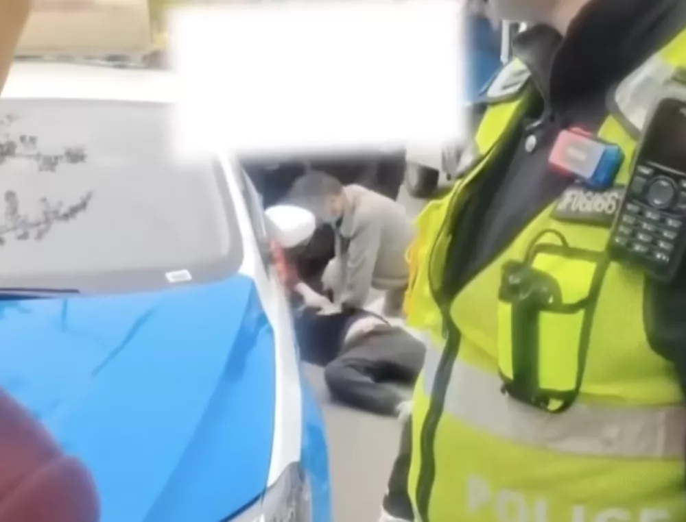 四川一的哥因乘客少付2块钱起争执“被气死”?