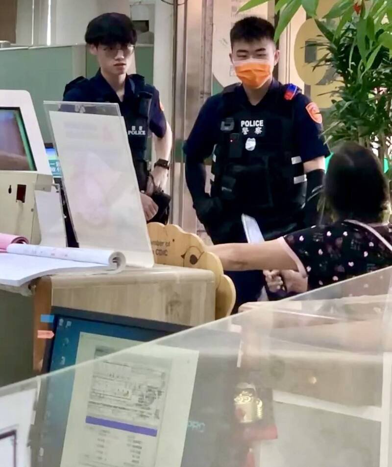 妇人情绪激动,在埔里某家银行分行柜台前情绪激动,手里拿著菜刀,警方安抚其情绪。(图撷自网路) 妇人情绪激动,在埔里某家银行分行柜台前情绪激动,手里拿著菜刀,警方安抚其情绪。(图撷自网路)