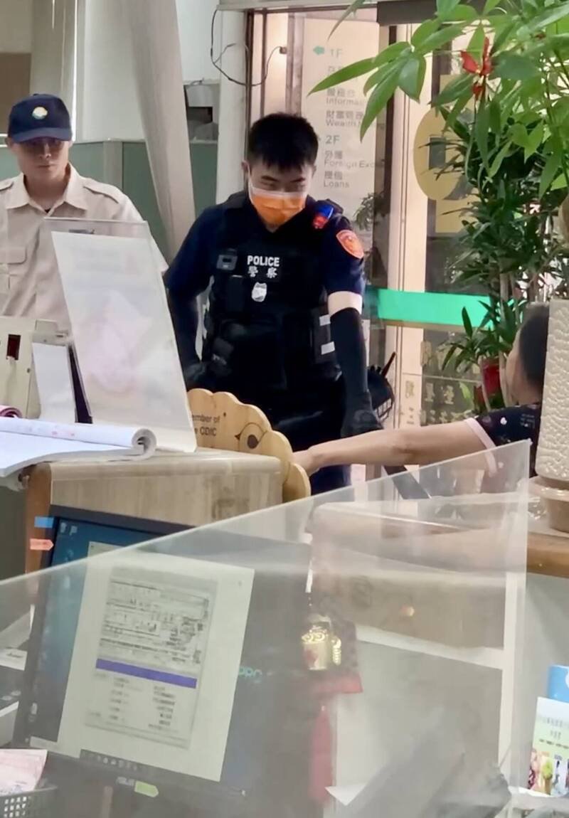 警员请妇人把刀子放地上,妇人ㄧ听情绪更激动。(图撷自网路) 警员请妇人把刀子放地上,妇人ㄧ听情绪更激动。(图撷自网路)