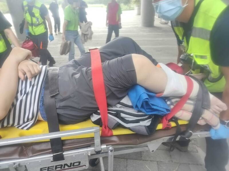 坠楼大学生右脚骨折送医。(警消提供) 坠楼大学生右脚骨折送医。(警消提供)