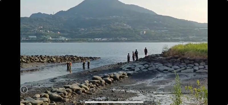 新北市淡水区九旬王姓老妇人8月失踪,检警后来追查出媳妇殷女发现婆婆猝死不知所措弃尸,将她送办;而王妇被发现仅存的一段遗骸,目前仍冰存中;图为警、消在淡水河岸搜寻妇人遗骸。(记者吴仁捷翻摄) 新北市淡水区九旬王姓老妇人8月失踪,检警后来追查出媳妇殷女发现婆婆猝死不知所措弃尸,将她送办;而王妇被发现仅存的一段遗骸,目前仍冰存中;图为警、消在淡水河岸搜寻妇人遗骸。(记者吴仁捷翻摄)