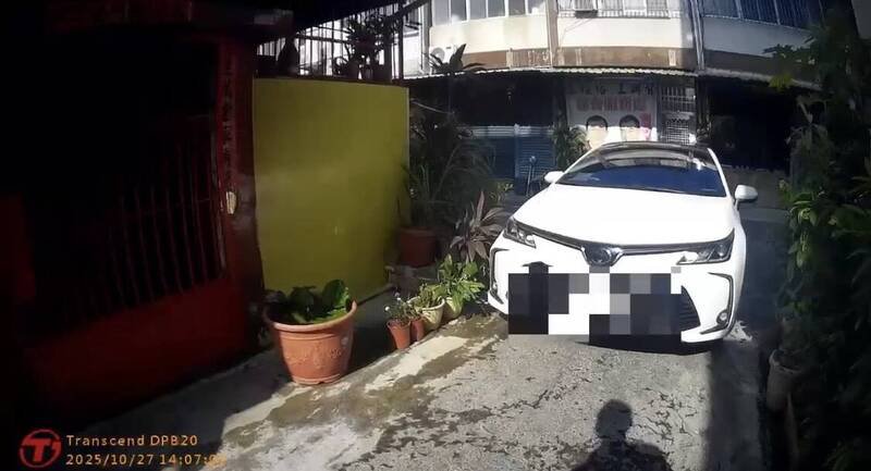 警方驱离冯男违停在娘家门口车辆。(民众提供) 警方驱离冯男违停在娘家门口车辆。(民众提供)