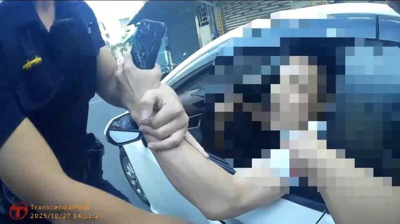 员警强拉冯男下车。(民众提供) 员警强拉冯男下车。(民众提供)