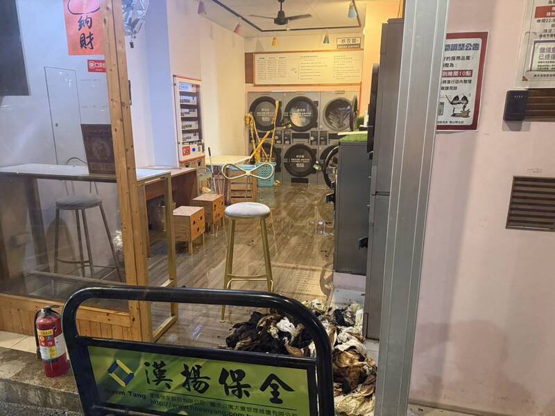 自助洗衣店内一片狼藉。(记者徐圣伦翻摄) 自助洗衣店内一片狼藉。(记者徐圣伦翻摄)