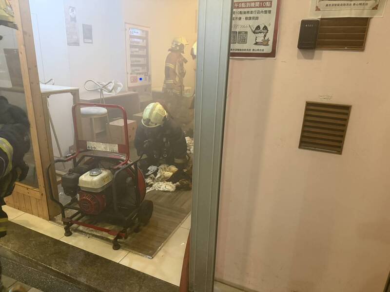 消防人员初步查找可能起火原因。(记者徐圣伦翻摄) 消防人员初步查找可能起火原因。(记者徐圣伦翻摄)