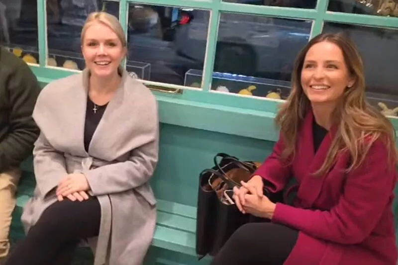 白宫“双美”现身韩国街头 巧遇示威游行 亲切互动YTR…