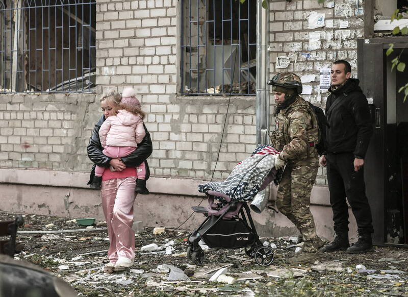 俄军轰炸乌克兰,乌克兰东南部大城札波罗热传出2死17伤。(欧新社) 俄军轰炸乌克兰,乌克兰东南部大城札波罗热传出2死17伤。(欧新社)