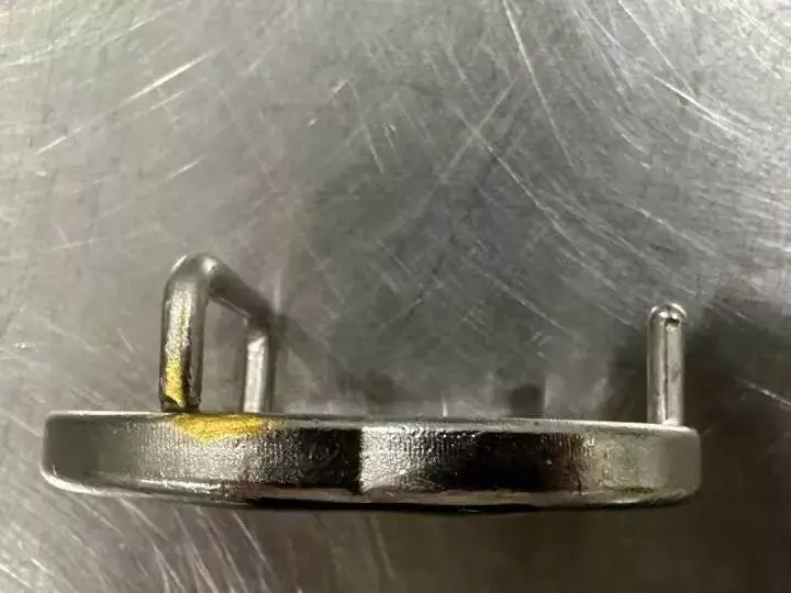 把黄金手镯和皮带扣涂成银色入境 女子被海关查获