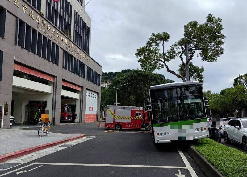 公车不明原因自撞分隔,由于就在消防分队前,消防人员直接救援无人受伤。(记者刘庆侯翻摄) 公车不明原因自撞分隔,由于就在消防分队前,消防人员直接救援无人受伤。(记者刘庆侯翻摄)