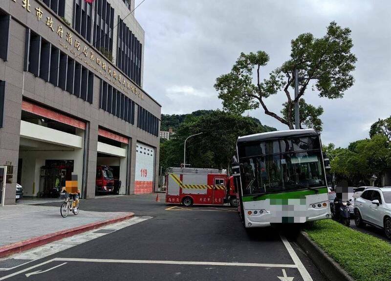 公车不明原因自撞分隔,由于就在消防分队前,消防人员直接救援所幸无人受伤。(记者刘庆侯翻摄) 公车不明原因自撞分隔,由于就在消防分队前,消防人员直接救援所幸无人受伤。(记者刘庆侯翻摄)