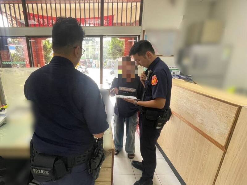 诈团假冒检警诓李姓男子帐户涉案,要求汇3万元「免拘提」,警方劝说 ,若3万能免被抓,有钱人早就全逃了。(民众提供) 诈团假冒检警诓李姓男子帐户涉案,要求汇3万元「免拘提」,警方劝说 ,若3万能免被抓,有钱人早就全逃了。(民众提供)