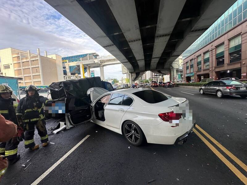 消防人员与现场进行救援。(记者徐圣伦翻摄) 消防人员与现场进行救援。(记者徐圣伦翻摄)