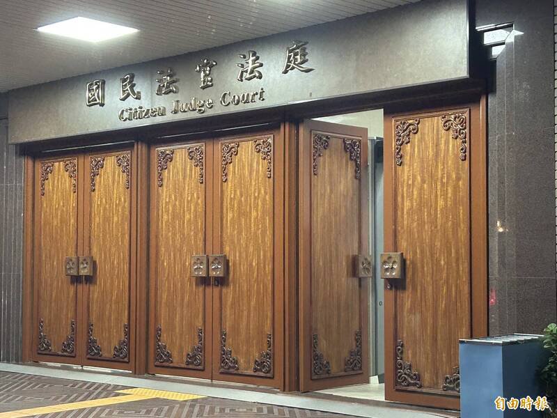 法扶律师萧奕弘说,「量刑并非数学加总,修法者的立意并非如此,量刑应为评价一个人的人生。」图为台北地院国民法官庭。(记者刘咏韵摄) 法扶律师萧奕弘说,「量刑并非数学加总,修法者的立意并非如此,量刑应为评价一个人的人生。」图为台北地院国民法官庭。(记者刘咏韵摄)