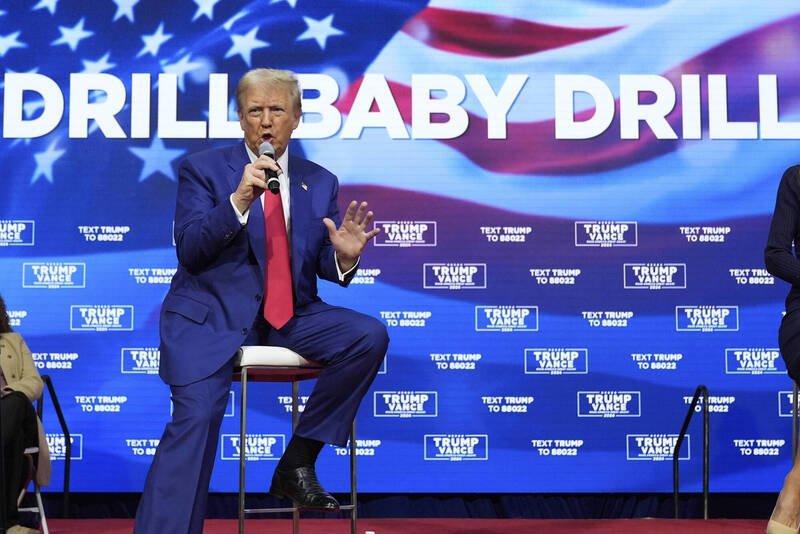 川普去年在选战期间以「钻吧,宝贝,钻吧」口号,主张扩大石油天然气探钻。(美联社档案照) 川普去年在选战期间以「钻吧,宝贝,钻吧」口号,主张扩大石油天然气探钻。(美联社档案照)