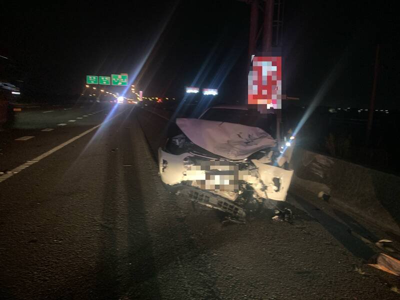 国道1号北向处嘉义县水上段发生狗尸酿两车追撞事故。(民众提供) 国道1号北向处嘉义县水上段发生狗尸酿两车追撞事故。(民众提供)