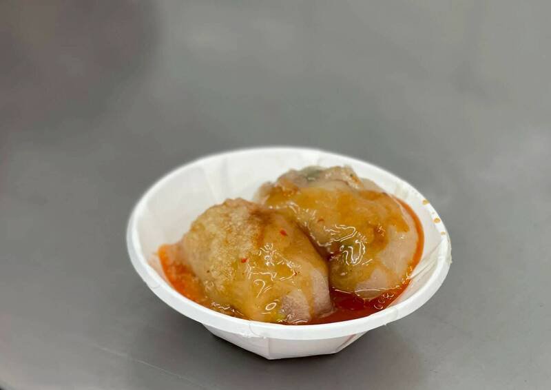 新竹市靠近大远百西门街附近的一家老字号肉圆店出事了,传老板「持利器逼妻」,且违反保护令被上铐带走。(记者洪美秀翻摄) 新竹市靠近大远百西门街附近的一家老字号肉圆店出事了,传老板「持利器逼妻」,且违反保护令被上铐带走。(记者洪美秀翻摄)