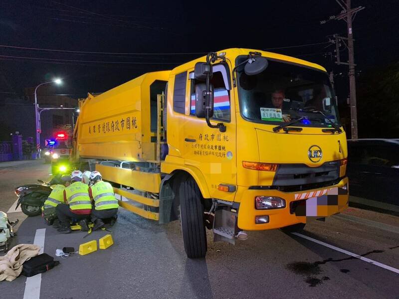 垃圾车与骑机车罗姓妇人发生碰撞,妇人送医抢救。(记者周敏鸿翻摄) 垃圾车与骑机车罗姓妇人发生碰撞,妇人送医抢救。(记者周敏鸿翻摄)