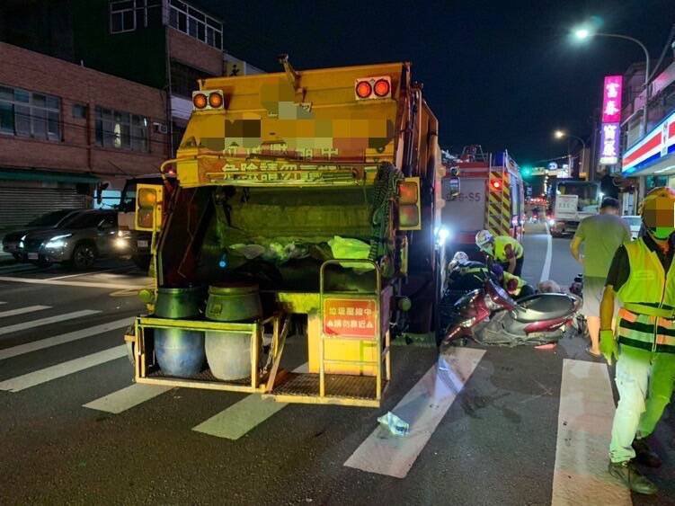 清洁队人员紧急救援女骑士。(记者周敏鸿翻摄) 清洁队人员紧急救援女骑士。(记者周敏鸿翻摄)