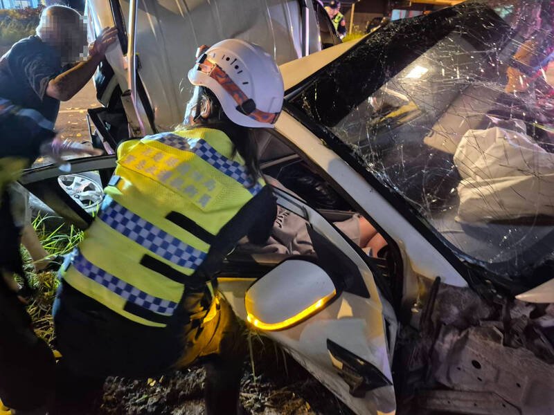 消防人员抢救受困车内人员。(花莲县消防局提供) 消防人员抢救受困车内人员。(花莲县消防局提供)