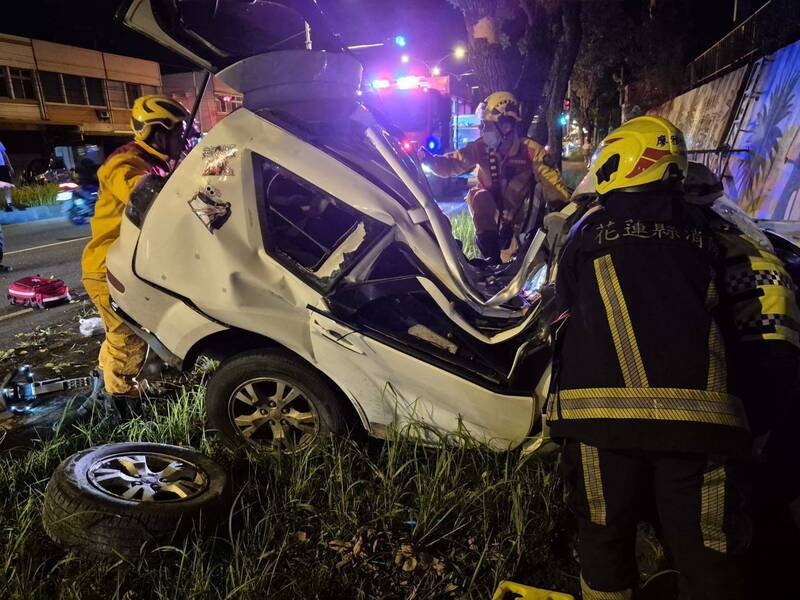 休旅车车体严重变形,6人受困,消防人员到场抢救。(花莲县消防局提供) 休旅车车体严重变形,6人受困,消防人员到场抢救。(花莲县消防局提供)