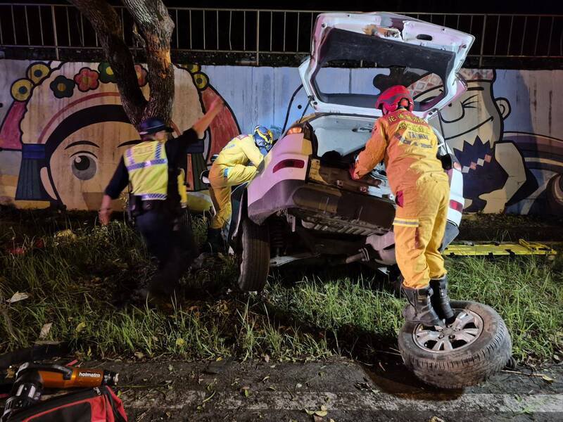 休旅车撞路树再撞花东铁路旁的水泥围墙,车体变形。(花莲县消防局提供) 休旅车撞路树再撞花东铁路旁的水泥围墙,车体变形。(花莲县消防局提供)