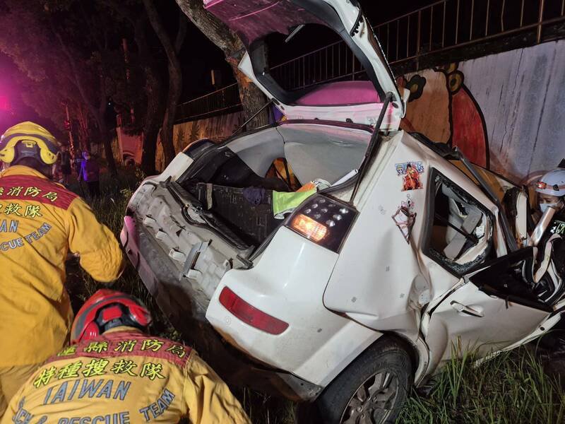 休旅车车体严重变形。(花莲县消防局提供) 休旅车车体严重变形。(花莲县消防局提供)