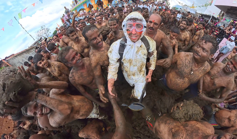 美国YouTuber奥利维拉(Tyler Oliveira)日前拍片探访印度传统「牛粪节」(Gorehabba)。(图撷取自X) 美国YouTuber奥利维拉(Tyler Oliveira)日前拍片探访印度传统「牛粪节」(Gorehabba)。(图撷取自X)