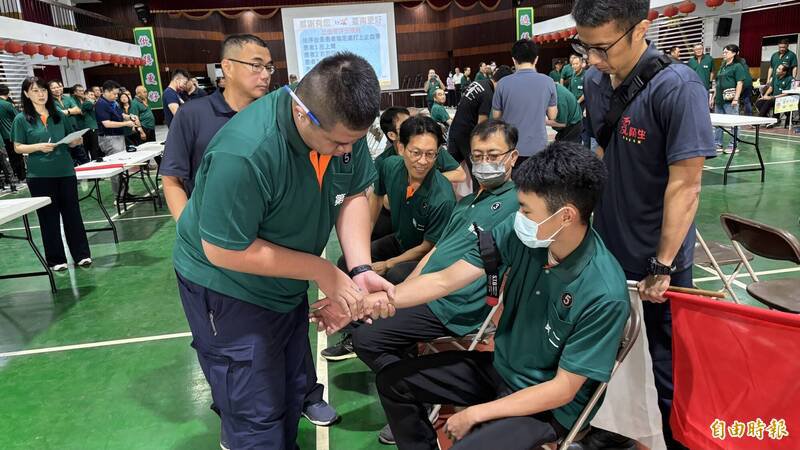 止血带包扎后还要量测脉搏。(记者杨金城摄) 止血带包扎后还要量测脉搏。(记者杨金城摄)