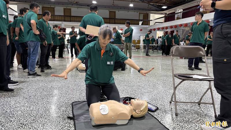 AED侦测后电击。(记者杨金城摄) AED侦测后电击。(记者杨金城摄)