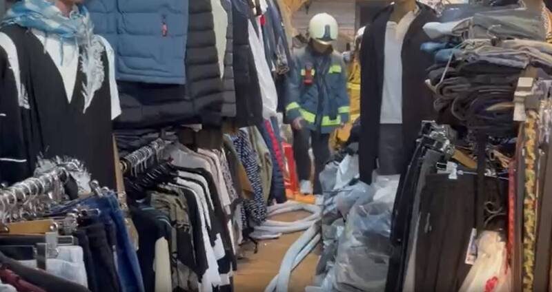 台北市五分埔商圈一间服饰店仓库,今天晚间7时许发生火警,消防局获报后派遣大批警消赶往救援。(记者陆运锋翻摄) 台北市五分埔商圈一间服饰店仓库,今天晚间7时许发生火警,消防局获报后派遣大批警消赶往救援。(记者陆运锋翻摄)