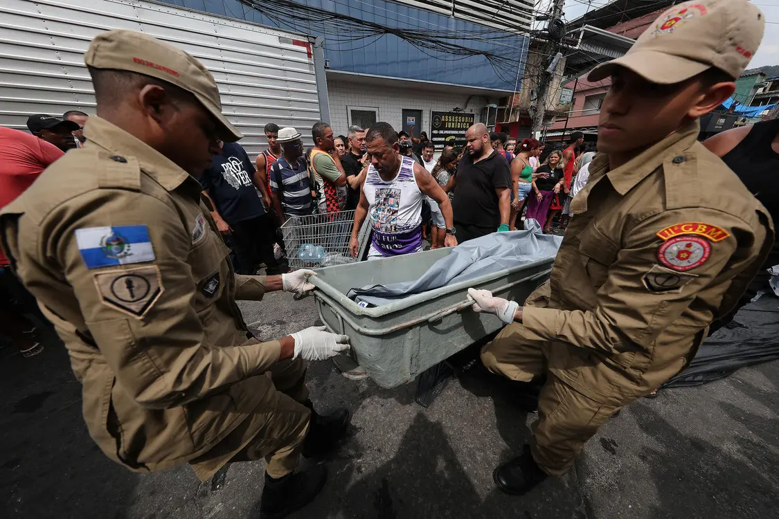 ▲10月29日,消防员搬运在林中发现的尸体 图据视觉中国